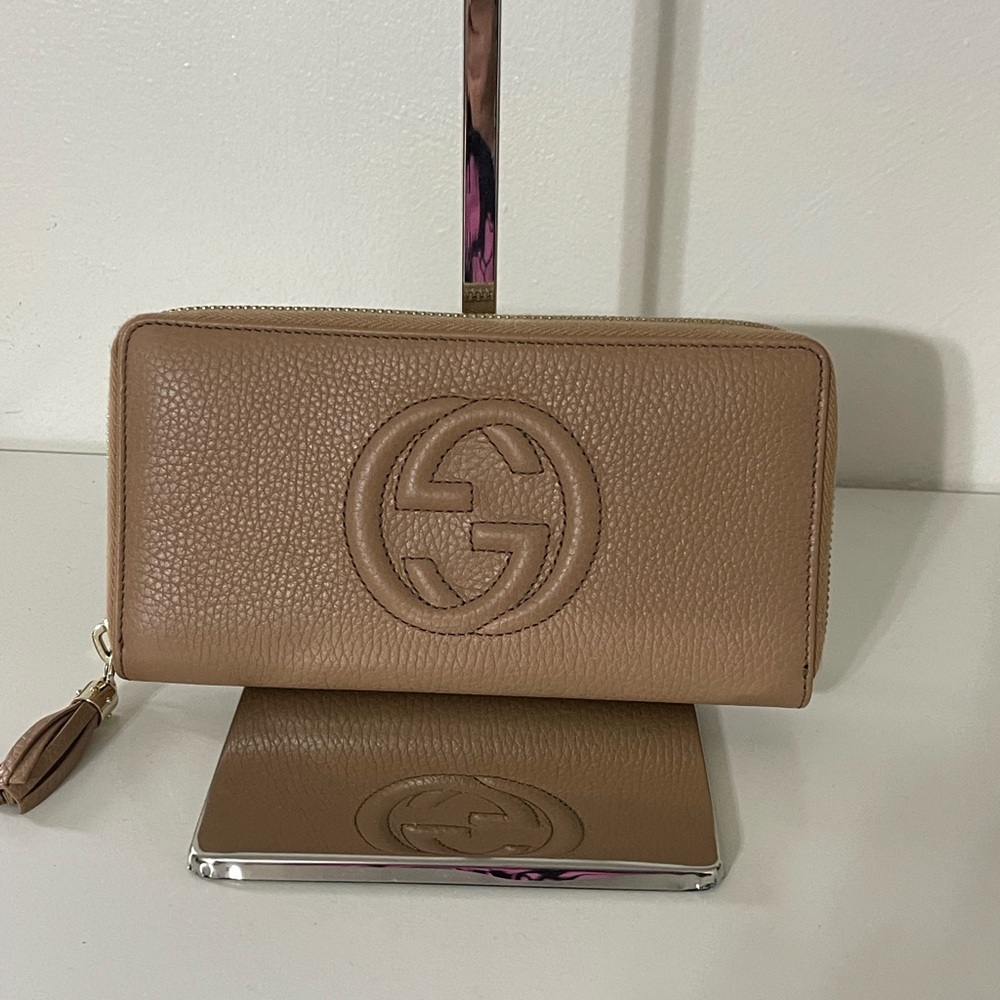 GUCCI Pebbled Calfskin Zip Around Wallet in Camelia - AUTHENTIC
